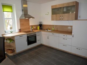 冷蔵庫、オーブン、食器洗い機、電気ポット