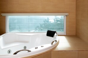 Habitación familiar con 2 camas individuales, vista parcial al lago (Plaza Suite) | Baño | Tina con regadera, secadora de cabello, batas, pantuflas 