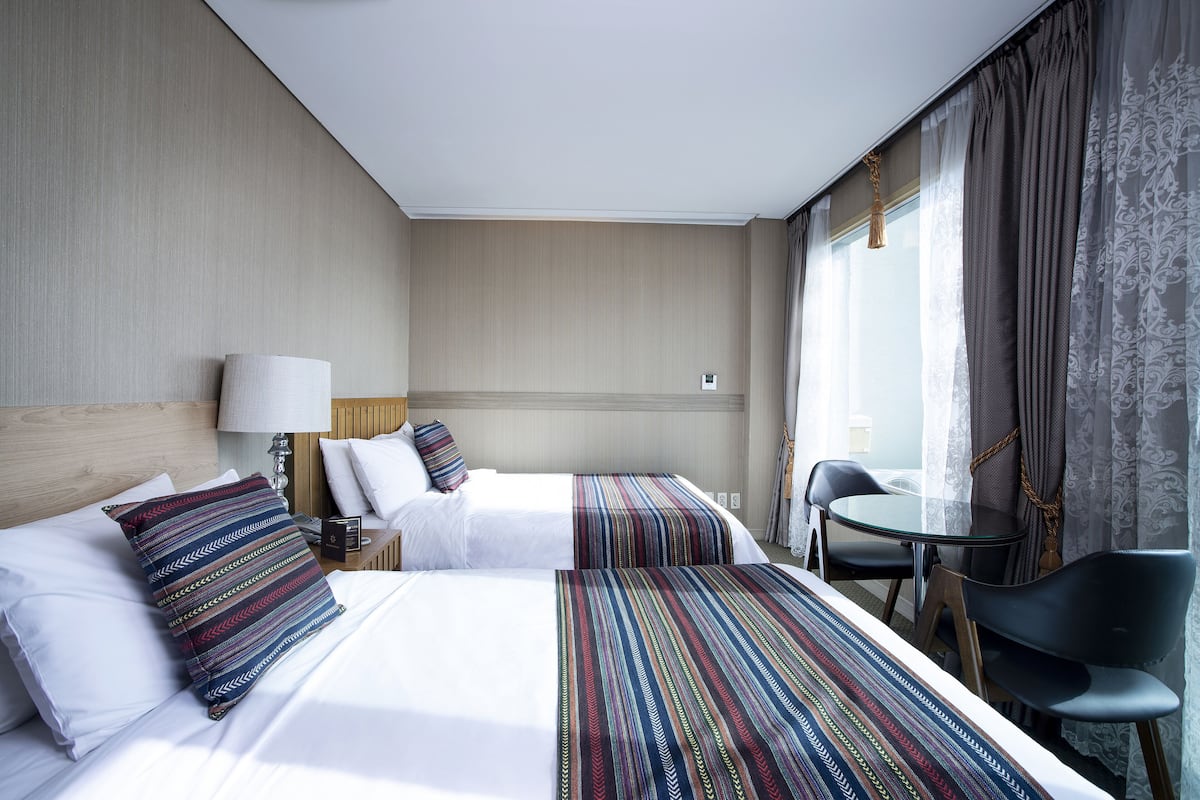 Deluxe-Doppelzimmer, eingeschränkter Seeblick | Betten mit Memory-Foam-Matratzen, Bügeleisen/Bügelbrett