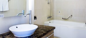 Combined shower/tub, hair dryer, bathrobes, slippers - Ritz Plaza Hotel (Gunsan)