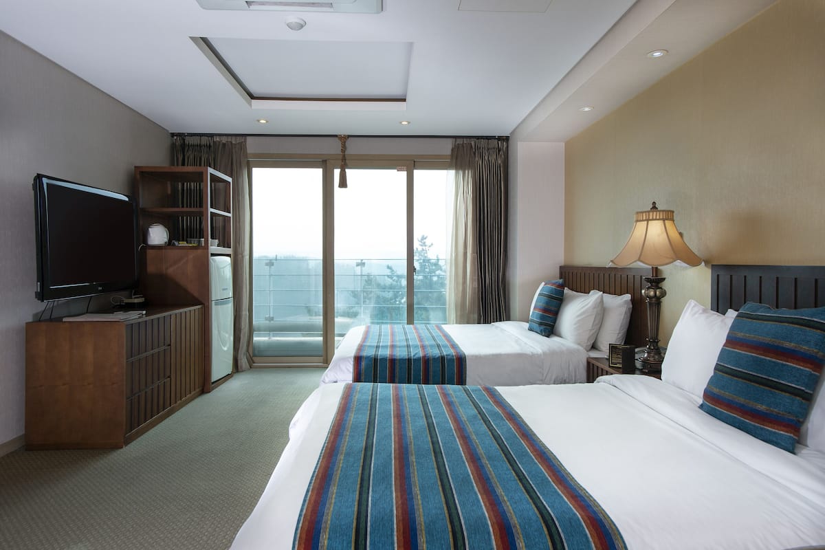 家庭双床房, 部分湖景 (Plaza Suite) | 熨斗/熨板