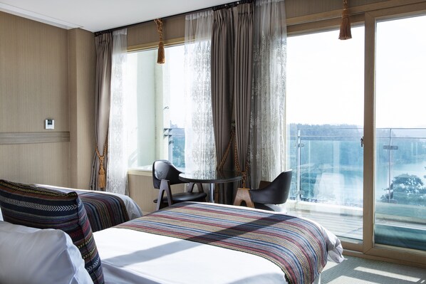 إطلالة على البحيرة