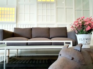 Lobby sitting area - Tiny Krabi Hotel (Krabi)