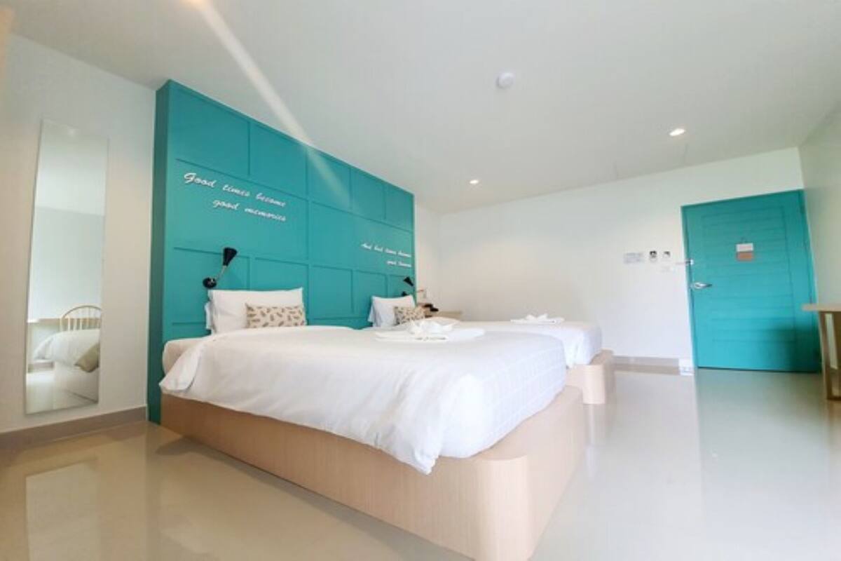 Escritorio, wifi gratis y ropa de cama