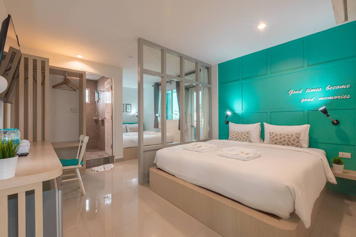 Escritorio, wifi gratis y ropa de cama
