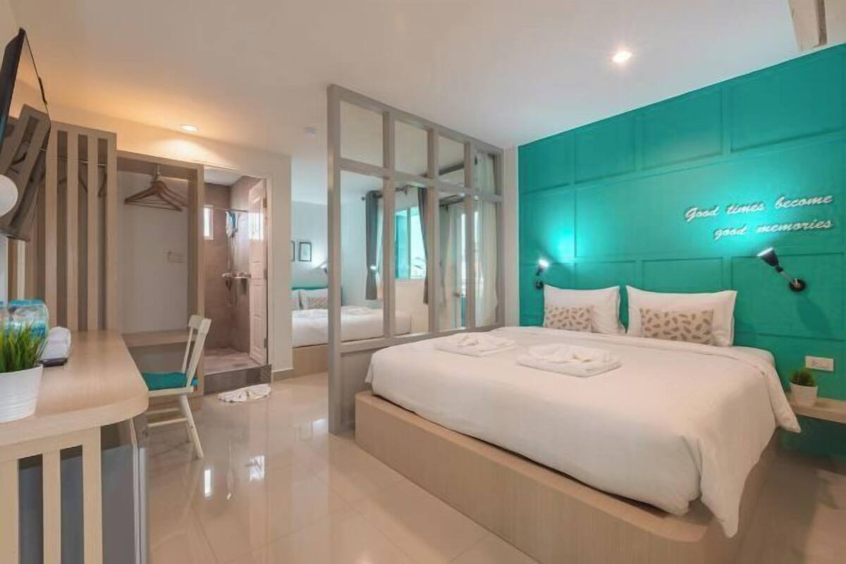 Escritorio, wifi gratis y ropa de cama