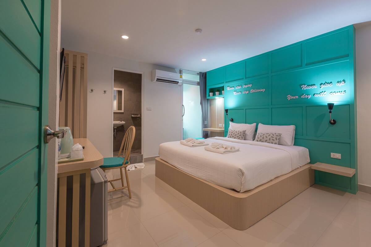 Escritorio, wifi gratis y ropa de cama