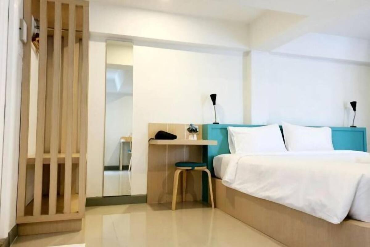 Escritorio, wifi gratis y ropa de cama