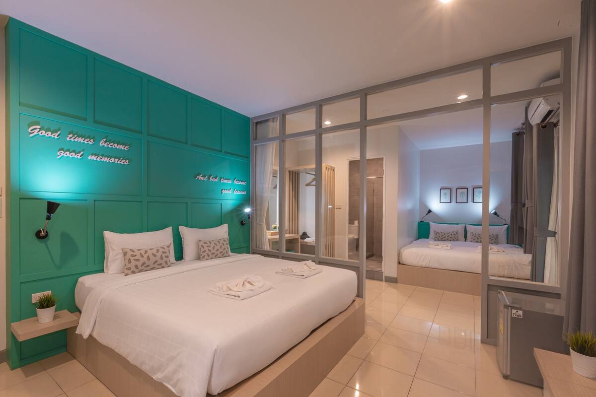 Escritorio, wifi gratis y ropa de cama