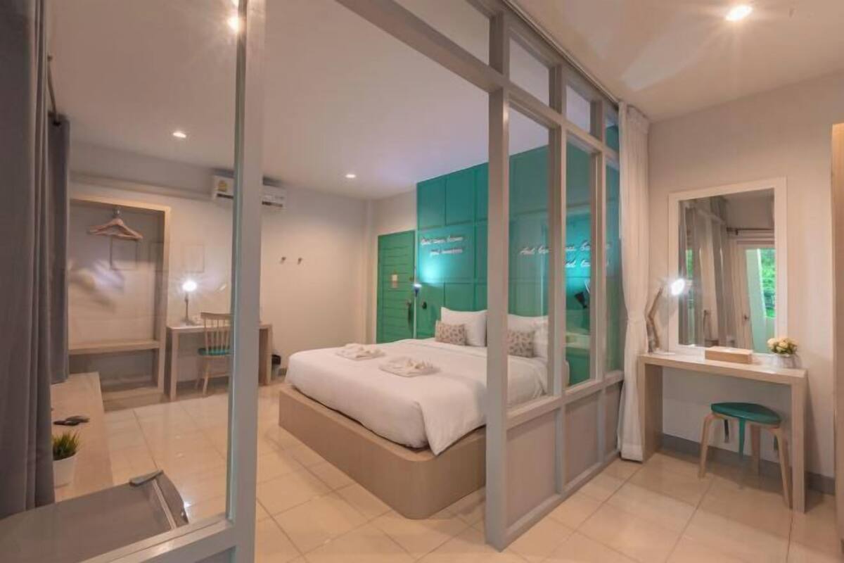 Escritorio, wifi gratis y ropa de cama