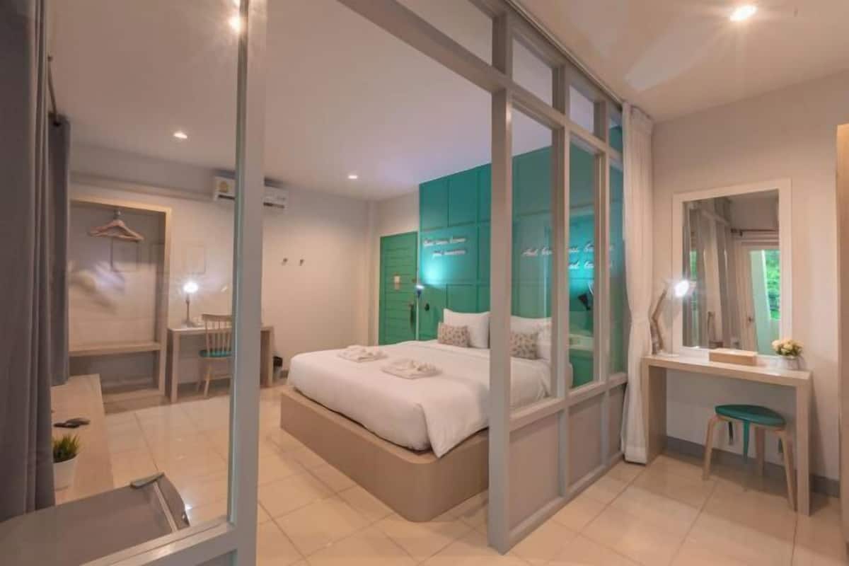 Escritorio, wifi gratis, ropa de cama