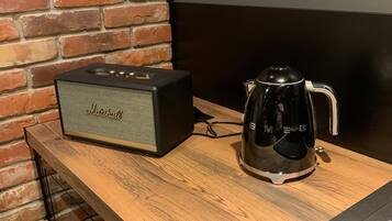 Ein Holztisch mit einem Marshall-Verstärker und einer schwarzen Kaffeemaschine.