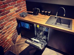 Microwave, oven, mesin pencuci piring, dan pemanggang roti