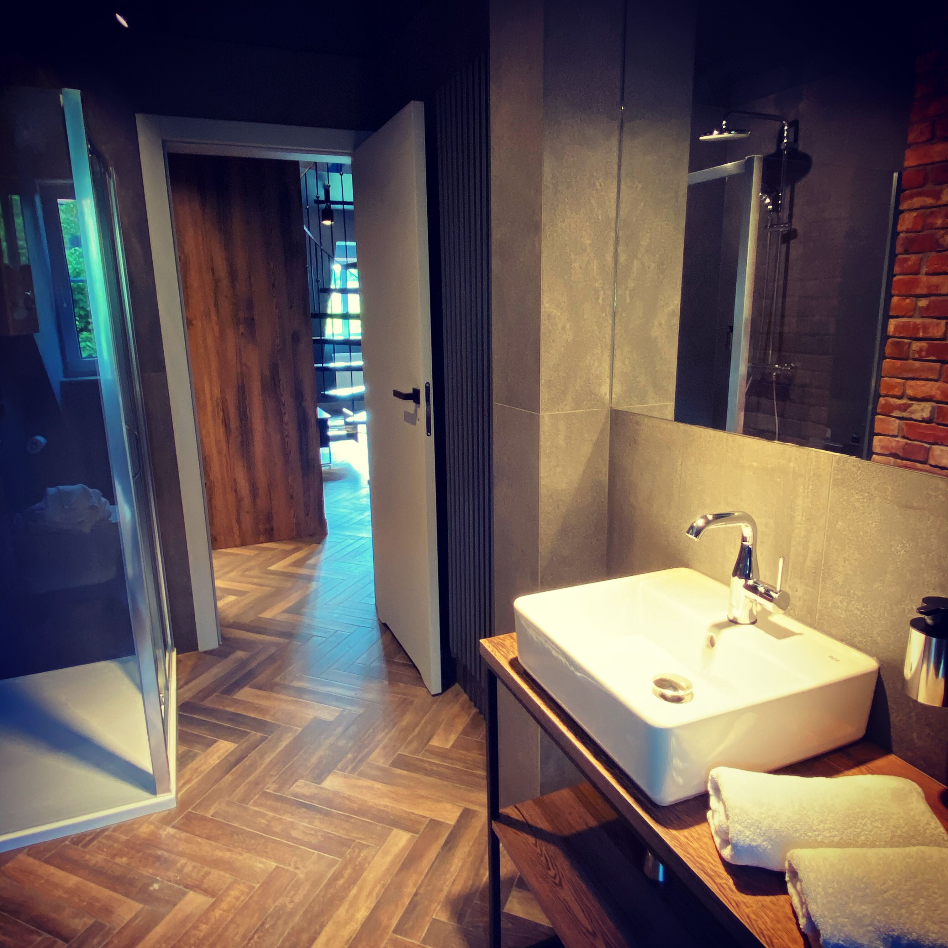 独立的浴缸和淋浴、深泡浴缸、大花洒淋浴喷头、吹风机