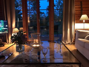 Televisión, chimenea y estéreo