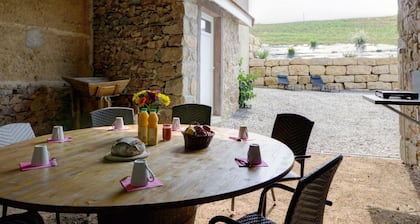 GĂźte de charme avec grand jardin, proche St-Etienne et Lyon, tout confort, ferme visitable
