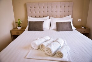 Standard Double Room | Desk, free WiFi, bed sheets - Airport Garden Hotel (Nikël)
