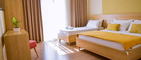 Kolmen hengen standard-huone | Työpöytä, ilmainen Wi-Fi, vuodevaatteet