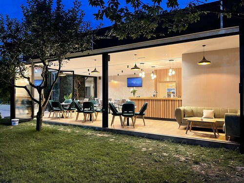 Airport Garden Hotel