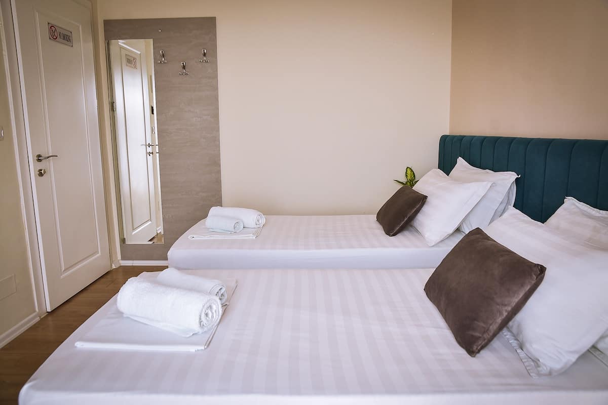 Standaard kamer, 1 twee- of 2 eenpersoonsbedden | Een bureau, gratis wifi, beddengoed