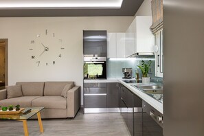 Fridge, microwave, oven, stovetop - MariAndry Villa, Secluded Retreat with Pool & HotTub (Episkopi, Rethimno)