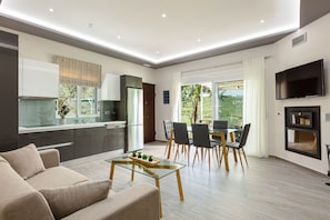 TV connectée, cheminée, jouets, livres