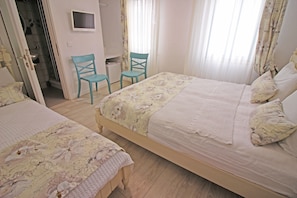 Minibar, free WiFi, bed sheets