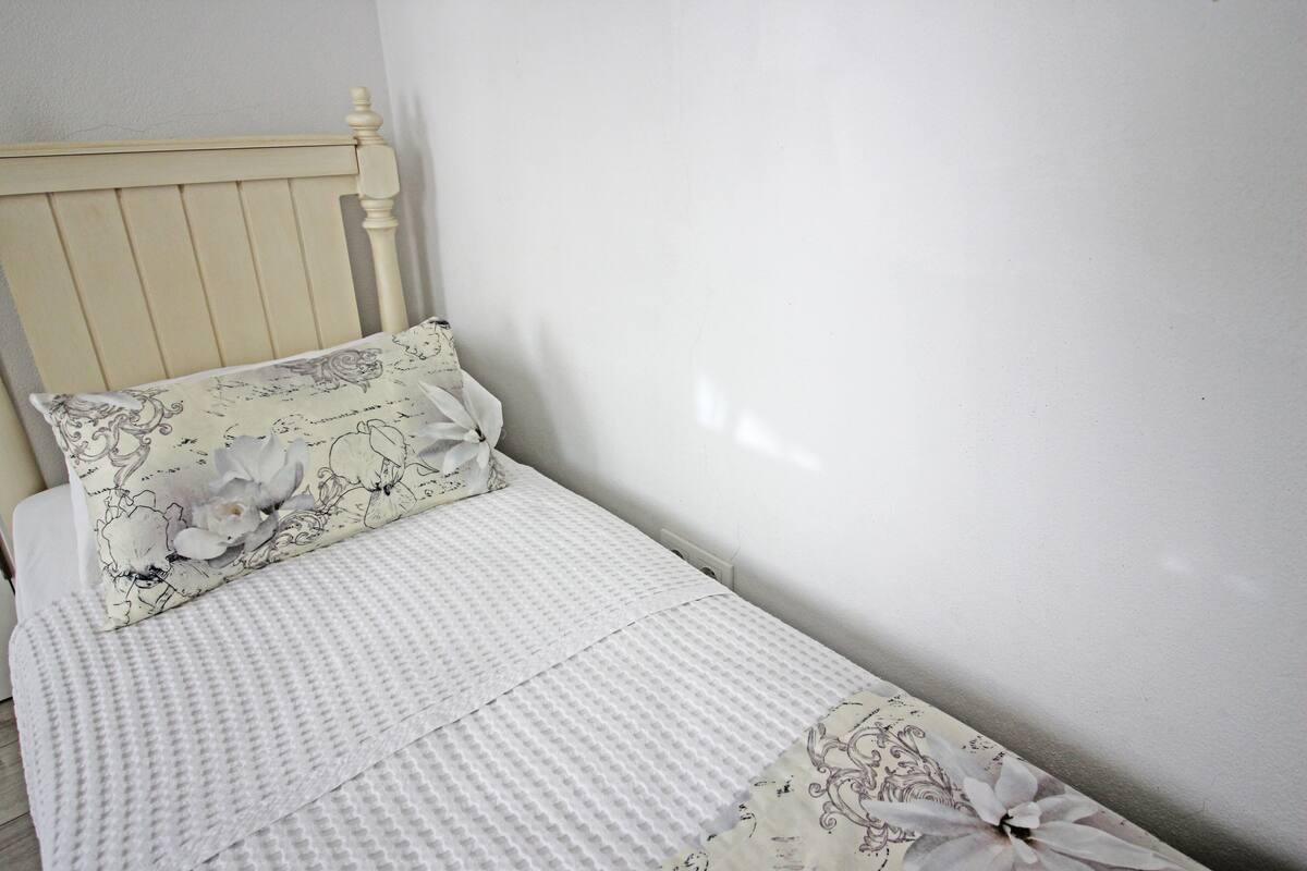 Minibar, free WiFi, bed sheets