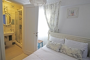 Minibar, free WiFi, bed sheets