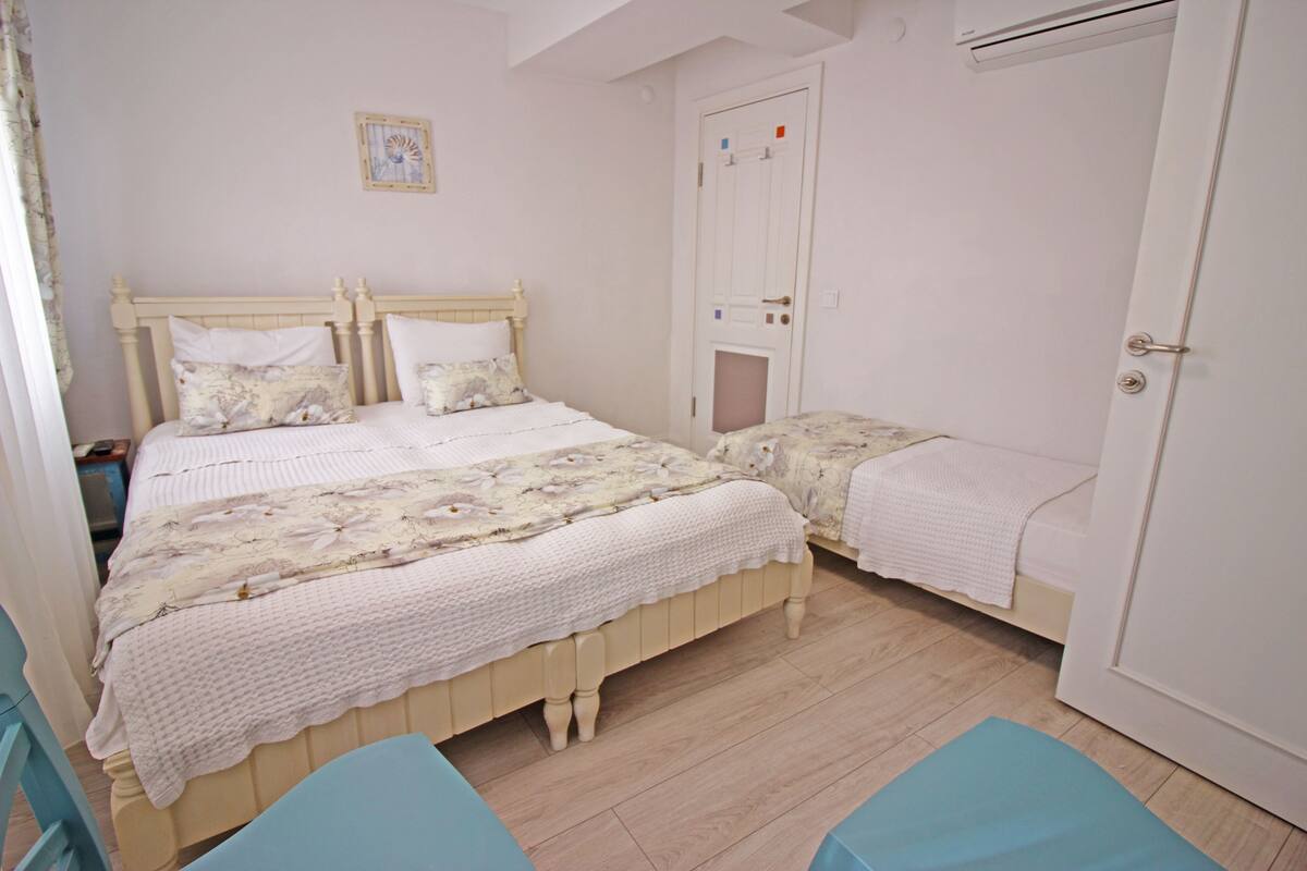 Minibar, free WiFi, bed sheets