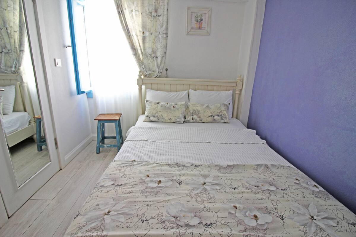 Minibar, free WiFi, bed sheets