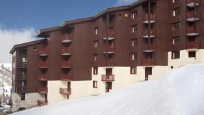 A multi-story hotel with balconies, located in a snowy area with a clear sky. - Large duplex for 6/7 near slopes at Belle Plagne (Belle Plagne)