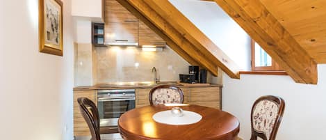 Loft romántico, 1 habitación (4) | Cocina privada | Refrigerador, horno, parrilla de estufa y cafetera y tetera