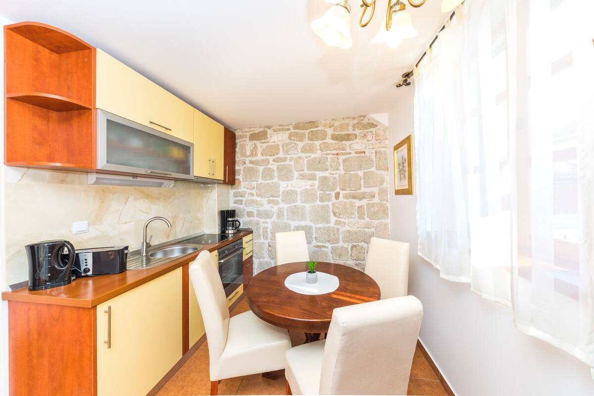 Departamento estándar, 1 habitación (3) | Cocina privada | Refrigerador, horno, parrilla de estufa y cafetera y tetera