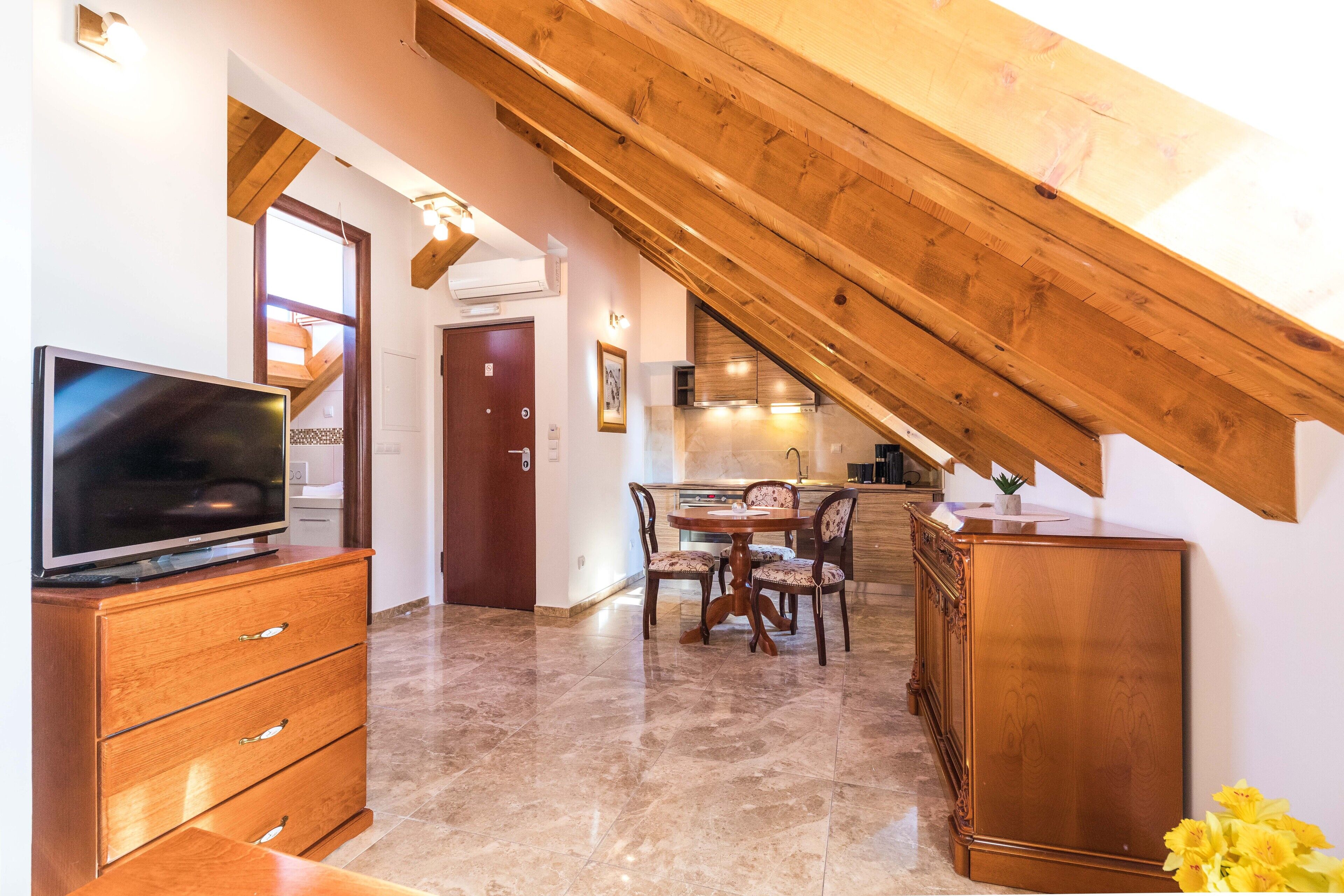 Perla D | Living area | 35-inch flat-screen TV with cable channels, TV