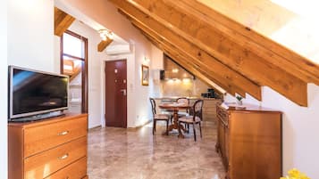 Perla D | Living area | 35-inch flat-screen TV with cable channels, TV