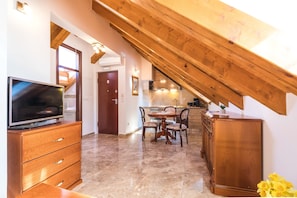 Romantische Loft, 1 Schlafzimmer (4) | Wohnbereich | 35-Zoll-Flachbildfernseher mit Kabelempfang, Fernseher