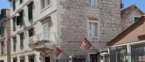 Vista frontal de la propiedad