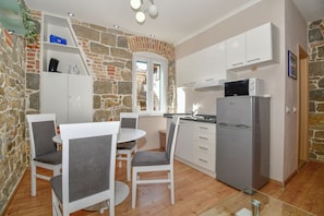 Apartamento conforto, 1 quarto | Cozinha privada | Geladeira, micro-ondas, cooktop, chaleira elétrica