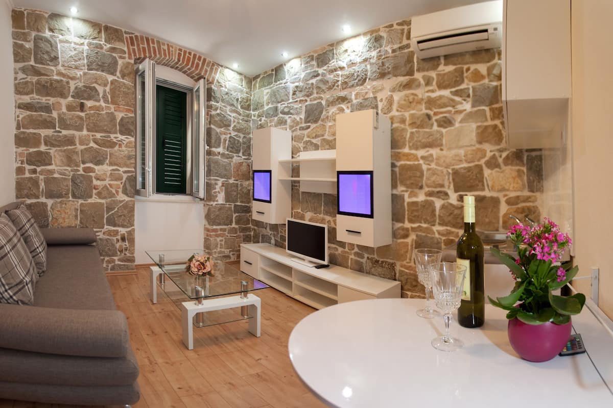 Apartamento básico, 1 habitación | Zona de estar | Televisión de pantalla plana de 29 pulgadas con canales por cable