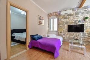 Apartamento conforto, 1 quarto | Área de estar | TV de tela plana 29 polegadas com canais a cabo, TV