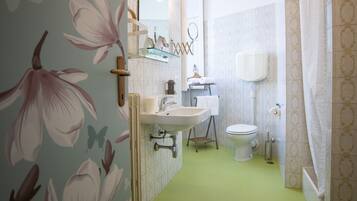 Deluxe Double Room (Queen) | Bathroom | Combined shower/tub, free toiletries, hair dryer, bidet