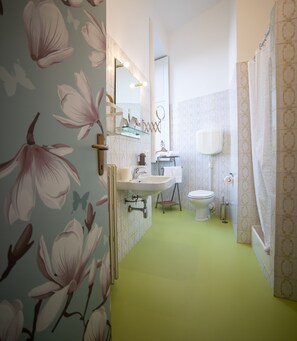 Deluxe Double Room (Queen) | Bathroom | Combined shower/bathtub, free toiletries, hair dryer, bidet - Hotel Casa Camilla (Verbania)