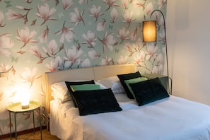 Deluxe Double Room (Queen)