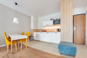 Apartment (110 - Nowomyśliwska 3) | Private kitchenette | Fridge, microwave, stovetop, dishwasher - Apartamenty Sun & Snow Bel Mare (Miedzyzdroje)