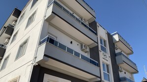 A multi-story hotel with balconies, air conditioning units, and a clear blue sky. - Marida Hotel - Dargeçit (Dargeçit)