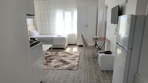 A compact kitchen with a dining area, a bed, and a small table. - Marida Hotel - Dargeçit (Dargeçit)