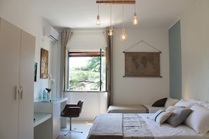 Deluxe Triple Room, 1 Bedroom | Desk, free WiFi, bed sheets - Bari Rooms Suite Station (Bari)