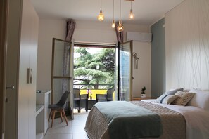 Deluxe-Doppelzimmer, Balkon, Stadtblick | Schreibtisch, kostenloses WLAN, Bettwäsche