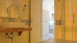 Deluxe Triple Room, 1 Bedroom | Bathroom